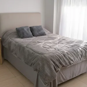 Frazada Acolchado 200x230cm Dakota Algodon Poliester Suave Calido Color Gris Claro